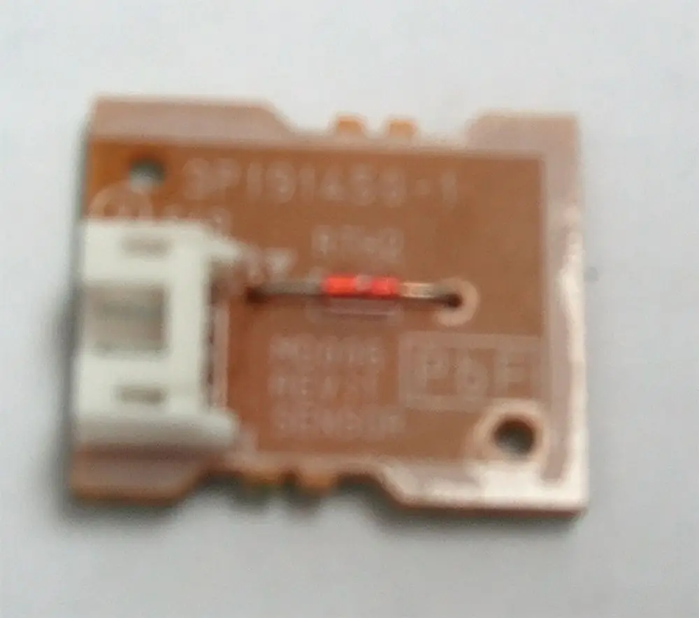 Daikin Zubehör Platine mit Sensor, auf einem hellen Hintergrund. Die Platine enthält eine Anschlussbuchse und ist mit Transistoren ausgestattet.